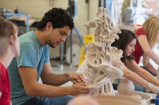 正在制作大型雕塑的学生