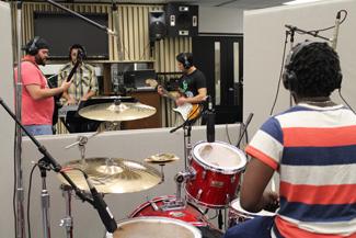 音乐 band practice in studio hall